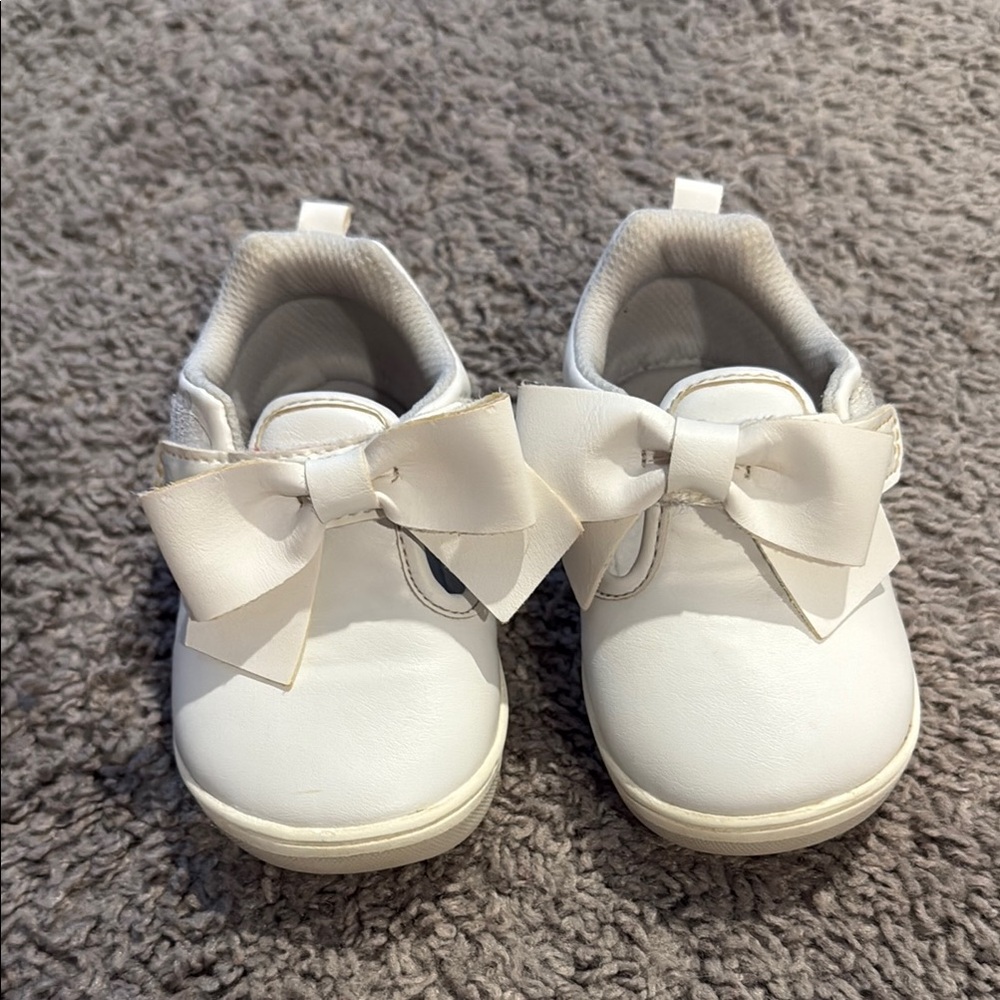 Stride Rite Kamila sneaker size 6